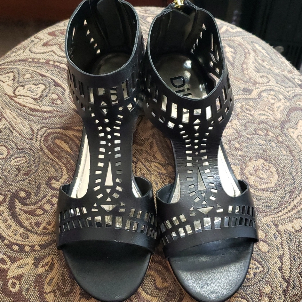 Black leather sandals sz6